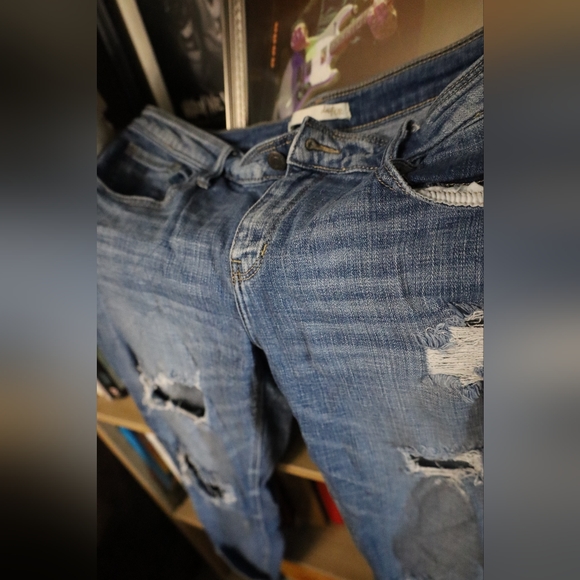 Distressed boyfriend jeans - Picture 3 of 7